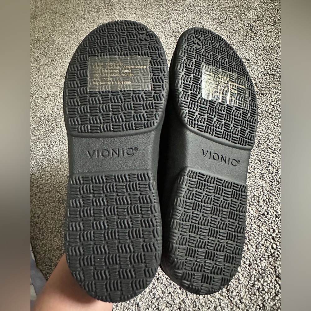 Vionic Woman’s Lynez Slipper - Size 6 - Black
New - Picture 7 of 9